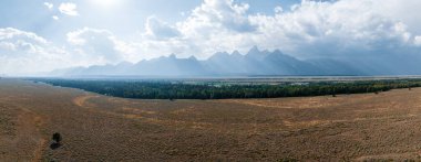 Grand Teton Ulusal Parkı 'ndaki Moran Dağı manzarası. Amerika 'nın güzel ve sonsuz doğası.