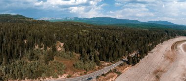 Grand Teton Ulusal Parkı 'ndaki Moran Dağı manzarası. Amerika 'nın güzel ve sonsuz doğası.