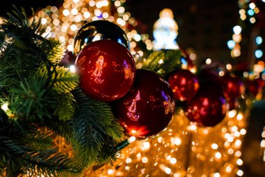 Noel ağacı süslemesi ve ışıklar, parallaks efektli yumuşak hareketli kamera. Noel arkaplan videosunu kapat.