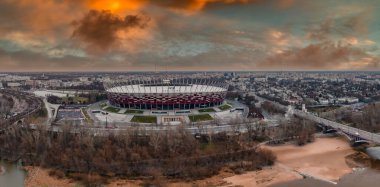 Varşova Ulusal Stadyumu. Stadyum 2011 yılında Euro 2012 futbol şampiyonasını karşılamak için inşa edildi..