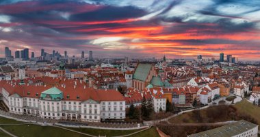Kale Meydanı yakınlarındaki Noel ağacının havadan görünüşü ve Polonya 'nın başkenti Varşova' da Sigismund Sütunları. Varşova 'da Noel ruhu.
