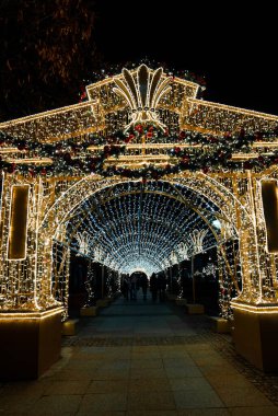 Varşova 'da insanların hediye aldığı sihirli bir Noel pazarı. Varşova 'nın eski kasabasında Noel ruhu.