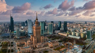 Varşova, Polonya 'daki Kültür ve Bilim Sarayı ve şehir merkezindeki iş gökdelenlerinin havadan görünüşü.