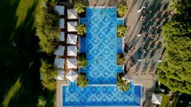 Lüks bir oteldeki açık havuz manzarası. Lüks tatil ve tatil konsepti. Günbatımı güneş doğumu manzarası, açık hava manzarası.