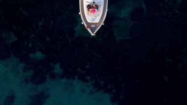 Lüks plaj tatil beldesinin yanındaki açık denizde eğlenen insanlar. Lüks yat plaj tatili..