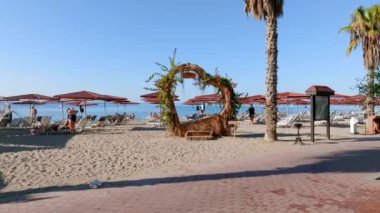 Lüks tropik otel tatil köyü. Açık hava turizmi. Yüzme havuzu, plaj sandalyeleri ve palmiye ağaçları olan lüks bir tatil köyü. Yaz adası seyahati ve cennet tatili