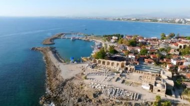 Lüks tropik otel tatil köyü. Açık hava turizmi. Yüzme havuzu, plaj sandalyeleri ve palmiye ağaçları olan lüks bir tatil köyü. Yaz adası seyahati ve cennet tatili