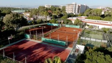 Tenis Clay Court 'da. Kuş uçuşunun görüntüsü. Lüks tatil beldesindeki tenis kortlarının havadan görünüşü.