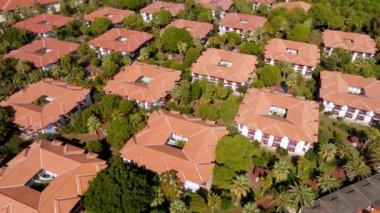 Lüks tropik otel tatil köyü. Açık hava turizmi. Yüzme havuzu, plaj sandalyeleri ve palmiye ağaçları olan lüks bir tatil köyü. Yaz adası seyahati ve cennet tatili