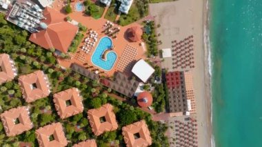 Lüks tropik otel tatil köyü. Açık hava turizmi. Yüzme havuzu, plaj sandalyeleri ve palmiye ağaçları olan lüks bir tatil köyü. Yaz adası seyahati ve cennet tatili