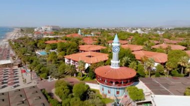Lüks tropik otel tatil köyü. Açık hava turizmi. Yüzme havuzu, plaj sandalyeleri ve palmiye ağaçları olan lüks bir tatil köyü. Yaz adası seyahati ve cennet tatili