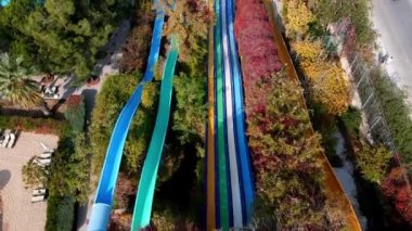 Lüks bir sahil otelinde geniş havuzlu ve slaytlı su parkı manzarası..