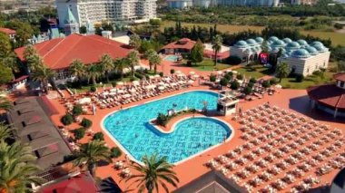 Lüks bir oteldeki açık havuz manzarası. Lüks tatil ve tatil konsepti. Günbatımı güneş doğumu manzarası, açık hava manzarası.