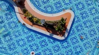 Lüks tropik otel tatil köyü. Açık hava turizmi. Yüzme havuzu, plaj sandalyeleri ve palmiye ağaçları olan lüks bir tatil köyü. Yaz adası seyahati ve cennet tatili