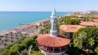 Lüks tropik otel tatil köyü. Açık hava turizmi. Yüzme havuzu, plaj sandalyeleri ve palmiye ağaçları olan lüks bir tatil köyü. Yaz adası seyahati ve cennet tatili