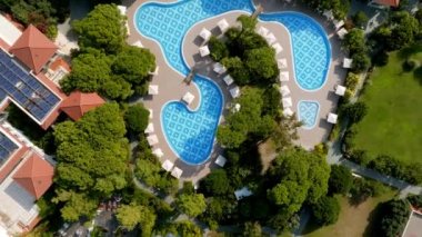 Lüks bir oteldeki açık havuz manzarası. Lüks tatil ve tatil konsepti. Günbatımı güneş doğumu manzarası, açık hava manzarası.