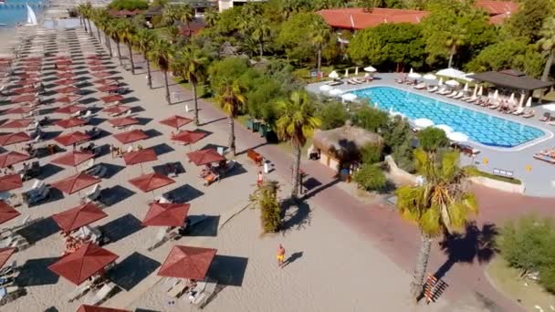 Luksusowy Tropikalny Hotel Turystyczny Krajobraz Luksusowy Kurort Plażowy Basenem Krzesłami — Wideo stockowe