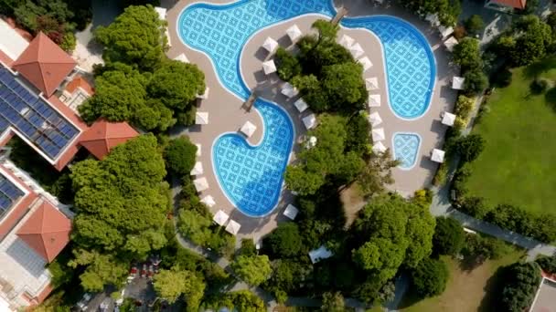 豪华酒店室外游泳池的空中景观 奢华假期和度假的概念 日落风景 户外风景 — 图库视频影像