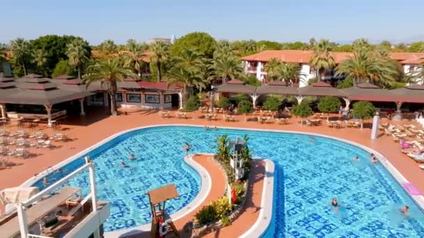 豪华酒店室外游泳池的空中景观 奢华假期和度假的概念 日落风景 户外风景 — 图库视频影像