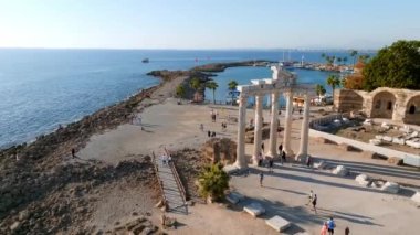 Lüks tropik otel tatil köyü. Açık hava turizmi. Yüzme havuzu, plaj sandalyeleri ve palmiye ağaçları olan lüks bir tatil köyü. Yaz adası seyahati ve cennet tatili