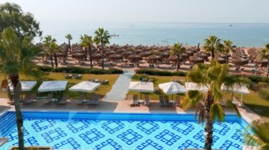 Lüks bir oteldeki açık havuz manzarası. Lüks tatil ve tatil konsepti. Günbatımı güneş doğumu manzarası, açık hava manzarası.