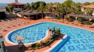 Lüks bir oteldeki açık havuz manzarası. Lüks tatil ve tatil konsepti. Günbatımı güneş doğumu manzarası, açık hava manzarası.