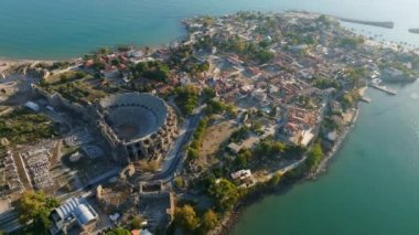 Lüks tropik otel tatil köyü. Açık hava turizmi. Yüzme havuzu, plaj sandalyeleri ve palmiye ağaçları olan lüks bir tatil köyü. Yaz adası seyahati ve cennet tatili