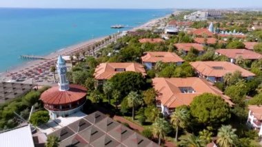 Lüks tropik otel tatil köyü. Açık hava turizmi. Yüzme havuzu, plaj sandalyeleri ve palmiye ağaçları olan lüks bir tatil köyü. Yaz adası seyahati ve cennet tatili