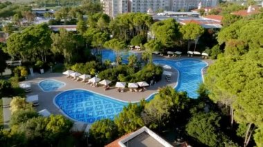 Lüks bir oteldeki açık havuz manzarası. Lüks tatil ve tatil konsepti. Günbatımı güneş doğumu manzarası, açık hava manzarası.