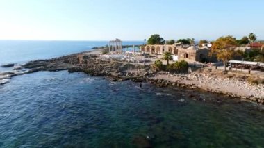 Lüks tropik otel tatil köyü. Açık hava turizmi. Yüzme havuzu, plaj sandalyeleri ve palmiye ağaçları olan lüks bir tatil köyü. Yaz adası seyahati ve cennet tatili