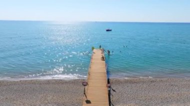 Lüks tropik otel tatil köyü. Açık hava turizmi. Yüzme havuzu, plaj sandalyeleri ve palmiye ağaçları olan lüks bir tatil köyü. Yaz adası seyahati ve cennet tatili