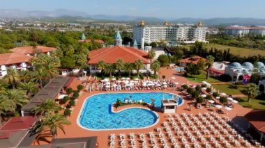 Lüks bir oteldeki açık havuz manzarası. Lüks tatil ve tatil konsepti. Günbatımı güneş doğumu manzarası, açık hava manzarası.
