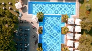 Lüks bir oteldeki açık havuz manzarası. Lüks tatil ve tatil konsepti. Günbatımı güneş doğumu manzarası, açık hava manzarası.