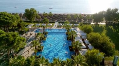Lüks bir oteldeki açık havuz manzarası. Lüks tatil ve tatil konsepti. Günbatımı güneş doğumu manzarası, açık hava manzarası.