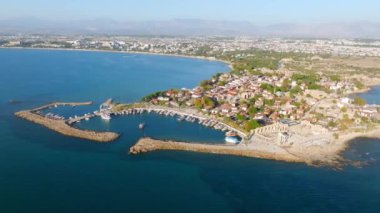 Lüks tropik otel tatil köyü. Açık hava turizmi. Yüzme havuzu, plaj sandalyeleri ve palmiye ağaçları olan lüks bir tatil köyü. Yaz adası seyahati ve cennet tatili