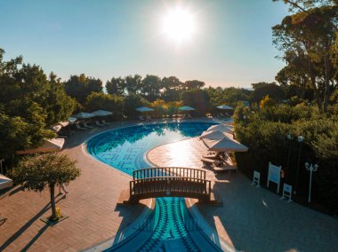 Lüks bir oteldeki açık havuz manzarası. Lüks tatil ve tatil konsepti. Günbatımı güneş doğumu manzarası, açık hava manzarası.