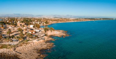 Tarafın havadan görünüşü. Türkiye 'de küçük bir tatil köyü. Antalya ilinin Antik Kenar kenti, Türkiye
