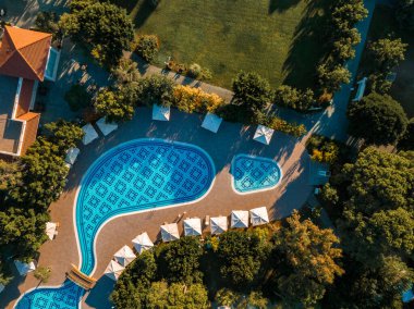 Lüks bir oteldeki açık havuz manzarası. Lüks tatil ve tatil konsepti. Günbatımı güneş doğumu manzarası, açık hava manzarası.