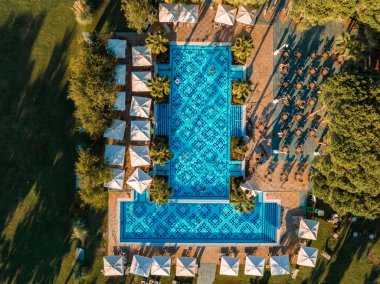 Lüks bir oteldeki açık havuz manzarası. Lüks tatil ve tatil konsepti. Günbatımı güneş doğumu manzarası, açık hava manzarası.