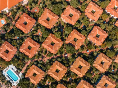 Lüks tropik otel tatil köyü. Açık hava turizmi. Sahildeki parkta bungalovları olan lüks bir sahil beldesi..