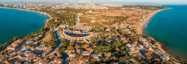 Antik Kenar Kenti. İskele. Yarımada. Hindi. Manavgat. Antalya. Türkiye 'nin en büyük amfitiyatrosu. Antik şehrin ana caddesi. Akdeniz 'de. Yukarıdan görüntüle