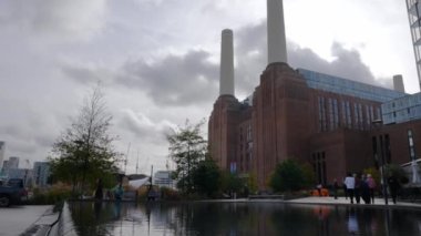 Londra 'daki Yeni Battersea Elektrik İstasyonu İngiltere' de Battersea 'de yeni açılan yerleşim ve kamu merkezinde yeni bir alışveriş merkezi ve sinema olarak faaliyet gösteriyor.