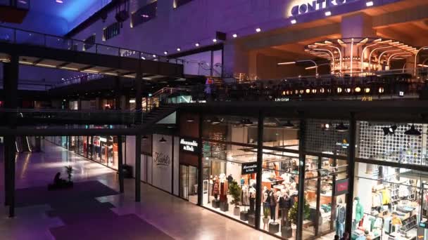 英国伦敦新巴特西电站在巴特西新建的住宅和公共中心作为新的购物中心和电影院运营 — 图库视频影像