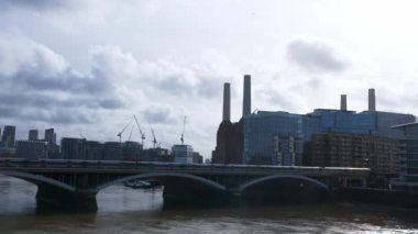 Londra 'daki Yeni Battersea Elektrik İstasyonu İngiltere' de Battersea 'de yeni açılan yerleşim ve kamu merkezinde yeni bir alışveriş merkezi ve sinema olarak faaliyet gösteriyor.