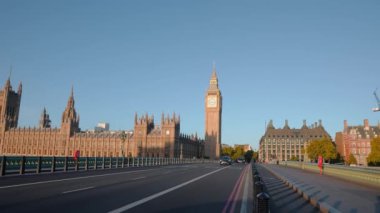 Büyük Ben ve Westminster Köprüsü yakınlarındaki Londra şehir merkezinde kırmızı çift katlı otobüsler İngiltere, Londra 'dan geçiyor..