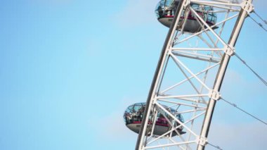 Londra 'daki dönme dolabın yakın görüntüsü. Dünyanın en büyük dönme dolaplarından biri..