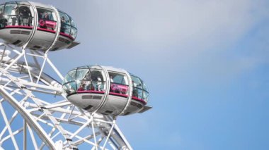 Londra 'daki dönme dolabın yakın görüntüsü. Dünyanın en büyük dönme dolaplarından biri..