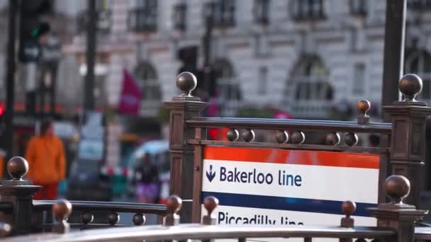 Livet London Människor Rusar Genom Gatorna London Nära Tunnelbanestationen Piccadilly — Stockvideo