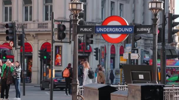 Życie Londynie Ludzie Pędzi Ulicami Londynu Pobliżu Stacji Metra Piccadilly — Wideo stockowe
