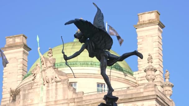 Statue Eros Piccadilly Circus London Familiar Landmark Set Blue Summer — Stock Video